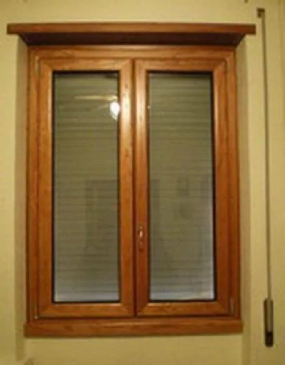 finestra con infissi in alluminio-legno