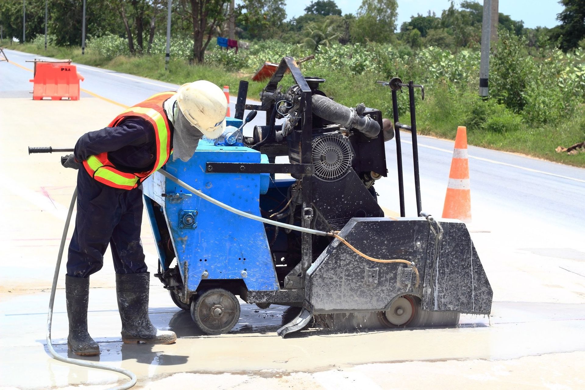 Expert cutting the concrete