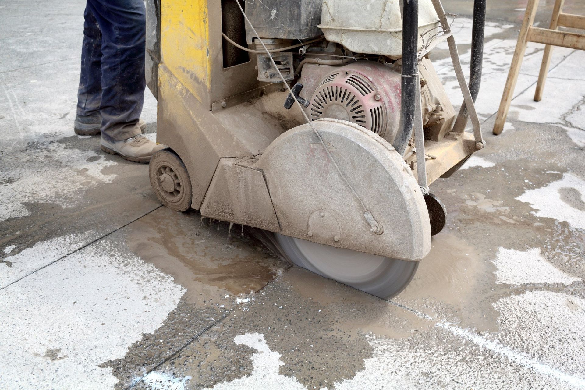 Concrete cutting machine