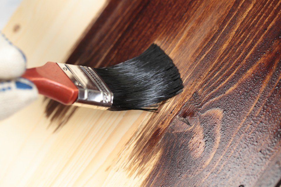 stesura di impregnante su legno