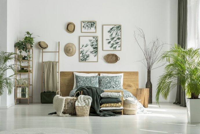 camera da letto in stile boho chic con decorazioni murali