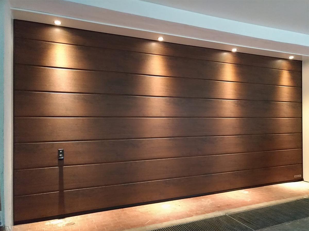 Portone sezionale finto legno con faretti a LED