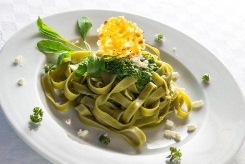 Tagliolini verdi con pesto di erbe di montagna