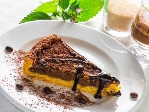 Torta con noci nocciole e caffè