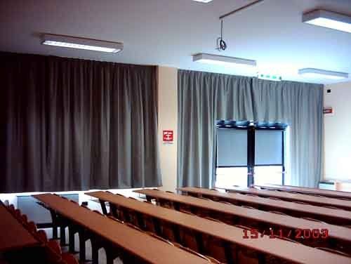tende scure per aula universitaria