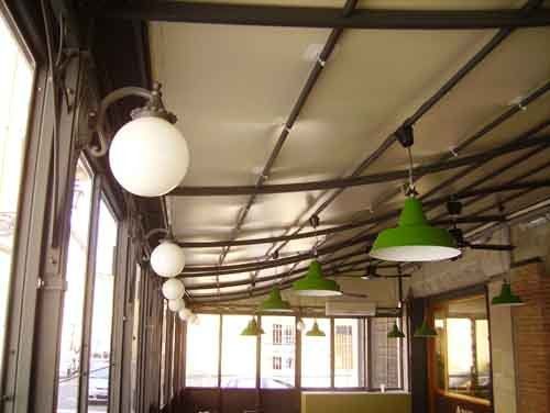 terni di struttura coprente di ristorante in piazza 3