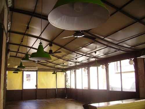 interno di struttura coprente per ristorante su piazza