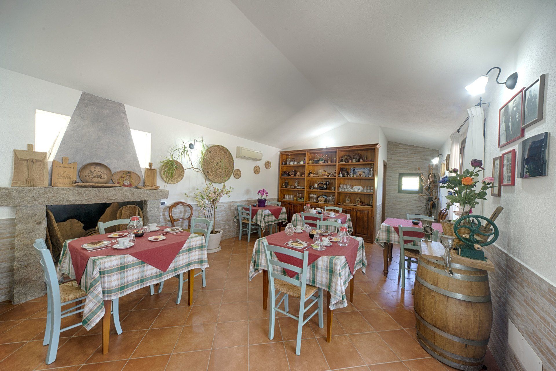 sala con tavoli e sedie