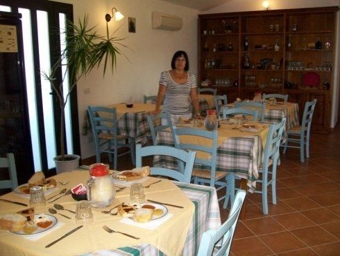 bed and breakfast con tavoli imbanditi per colazione