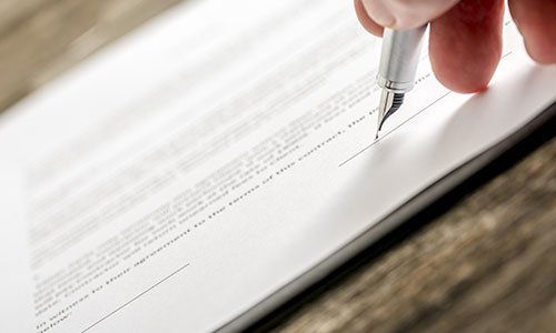 Una penna firma un documento