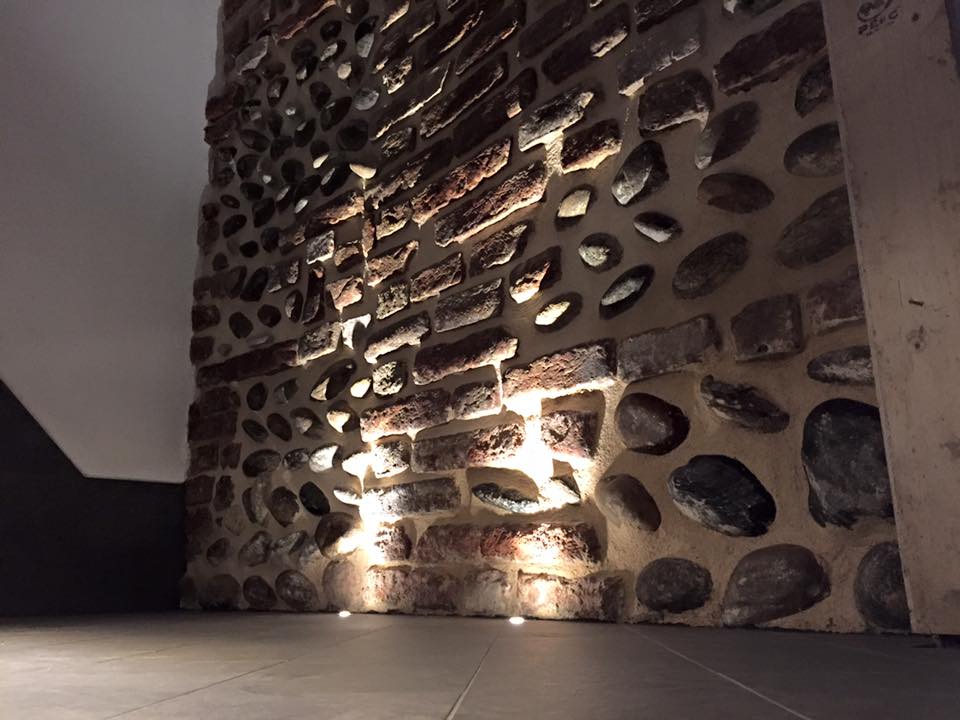 parete in mattoni con faretti