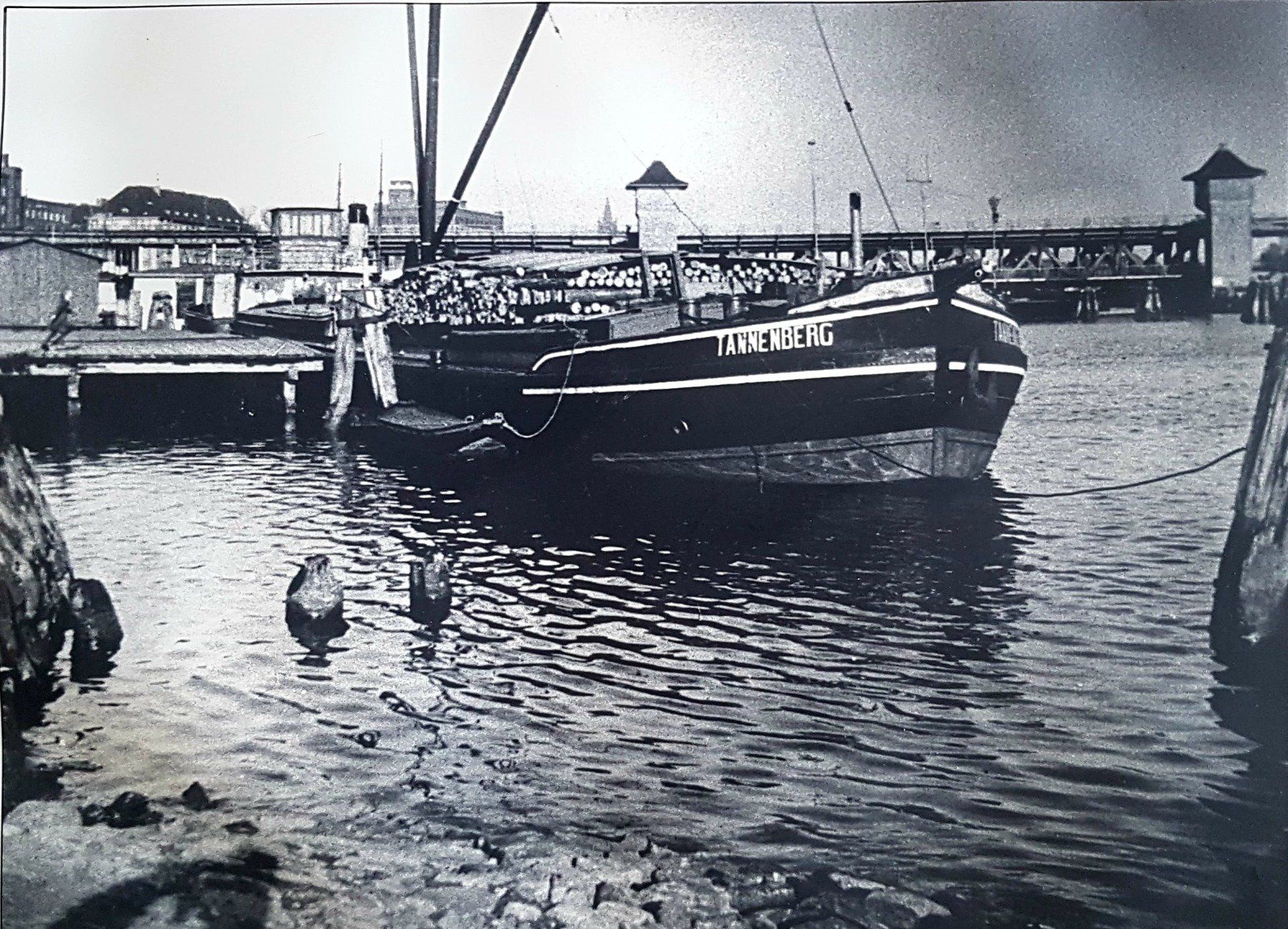 A young Gerard Quaeck running towards his family's barge - Tannenberg - Circa 1933