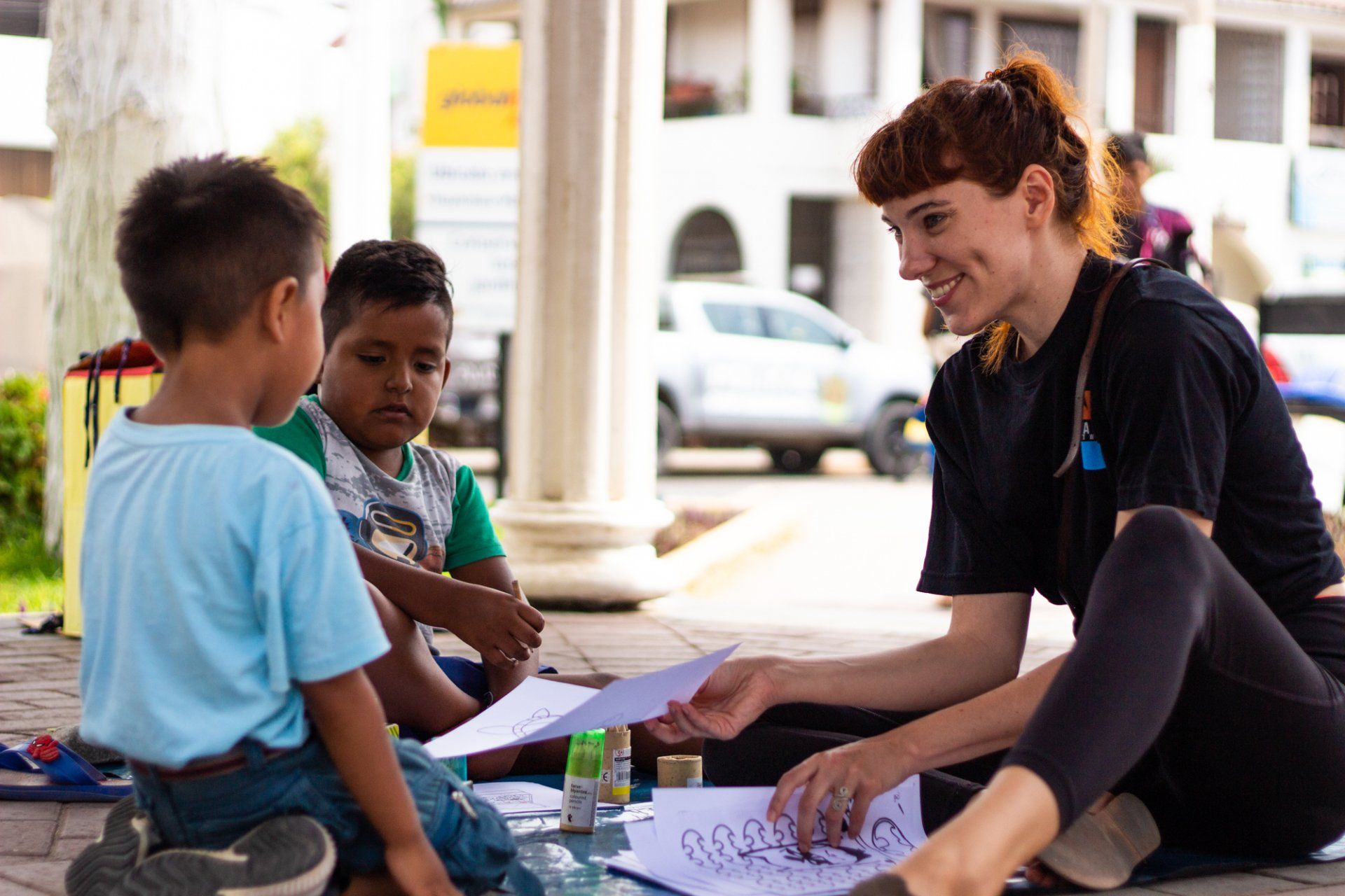 An Otra Cosa volunteer delivering a lesson to local children.
