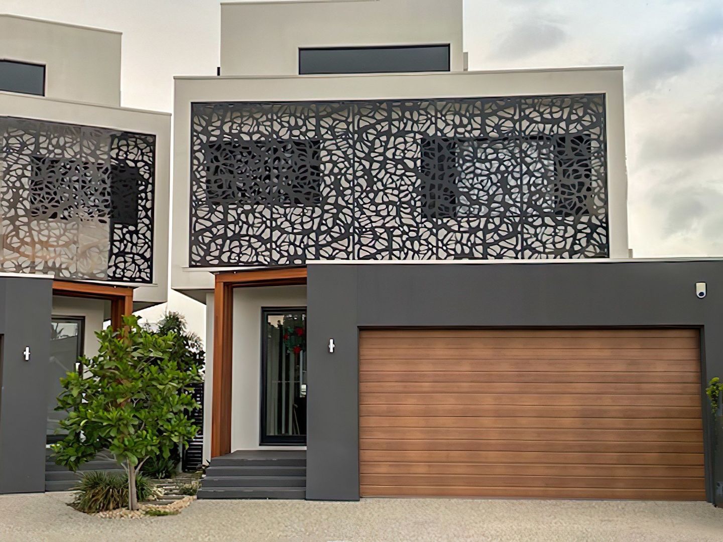 New luxury villa pair built in Broadbeach Waters by Keystone Constructions New luxury villa pair built in Broadbeach Waters by Keystone Constructions