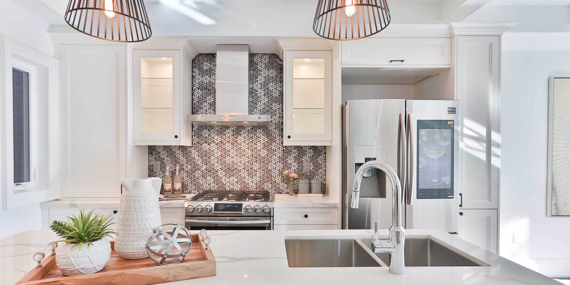 A floral tile design as a kitchen backsplash A floral tile design as a kitchen backsplash