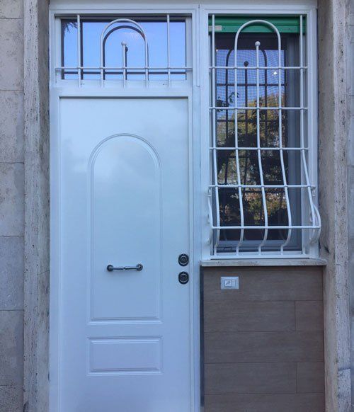 Porta blindata e finestra con inferriata anti intrusione