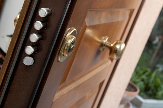 Porte in legno e maniglie di DAS porte e infissi a Roma