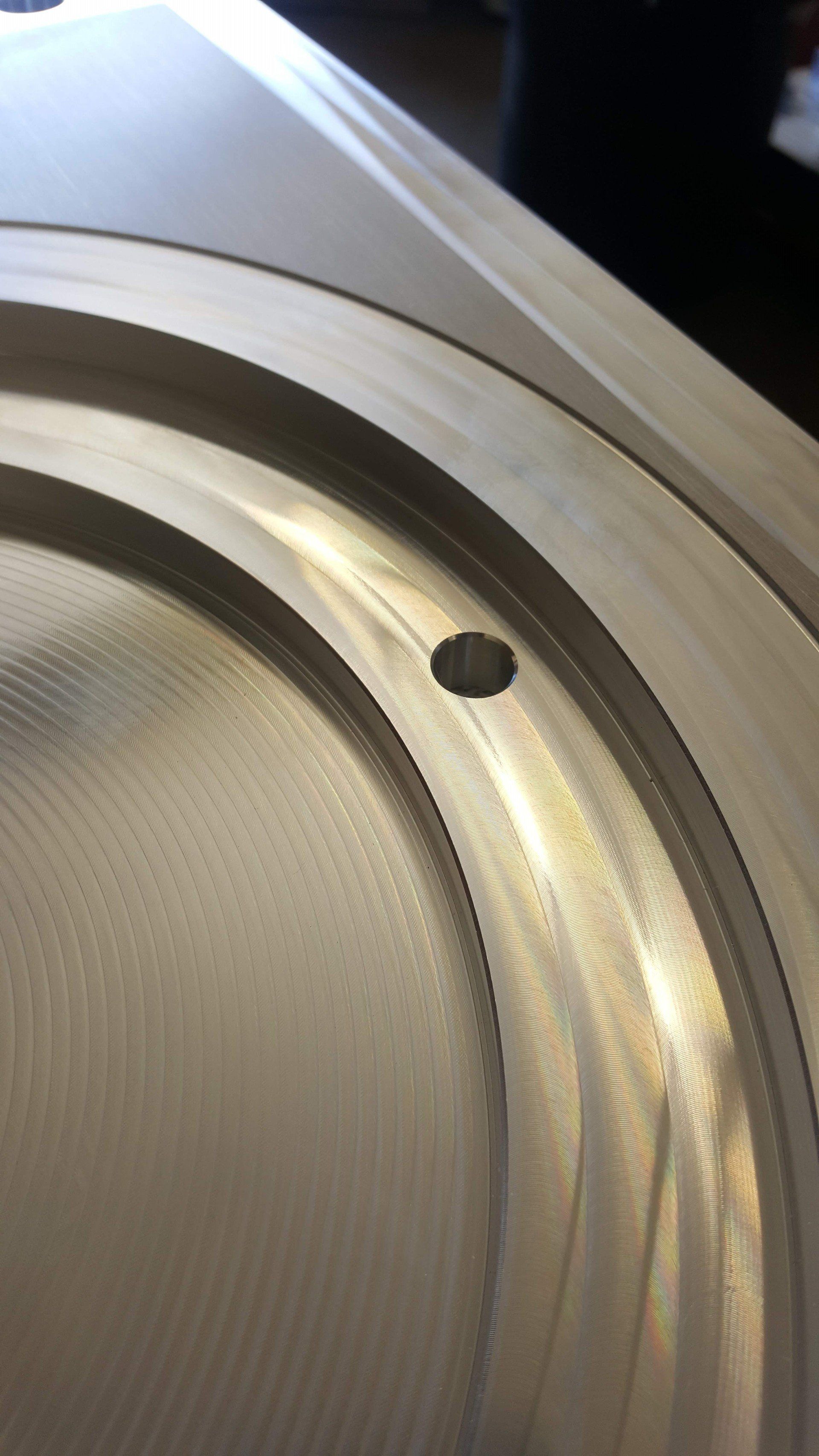 A close up of a metal plate with a hole in the middle.