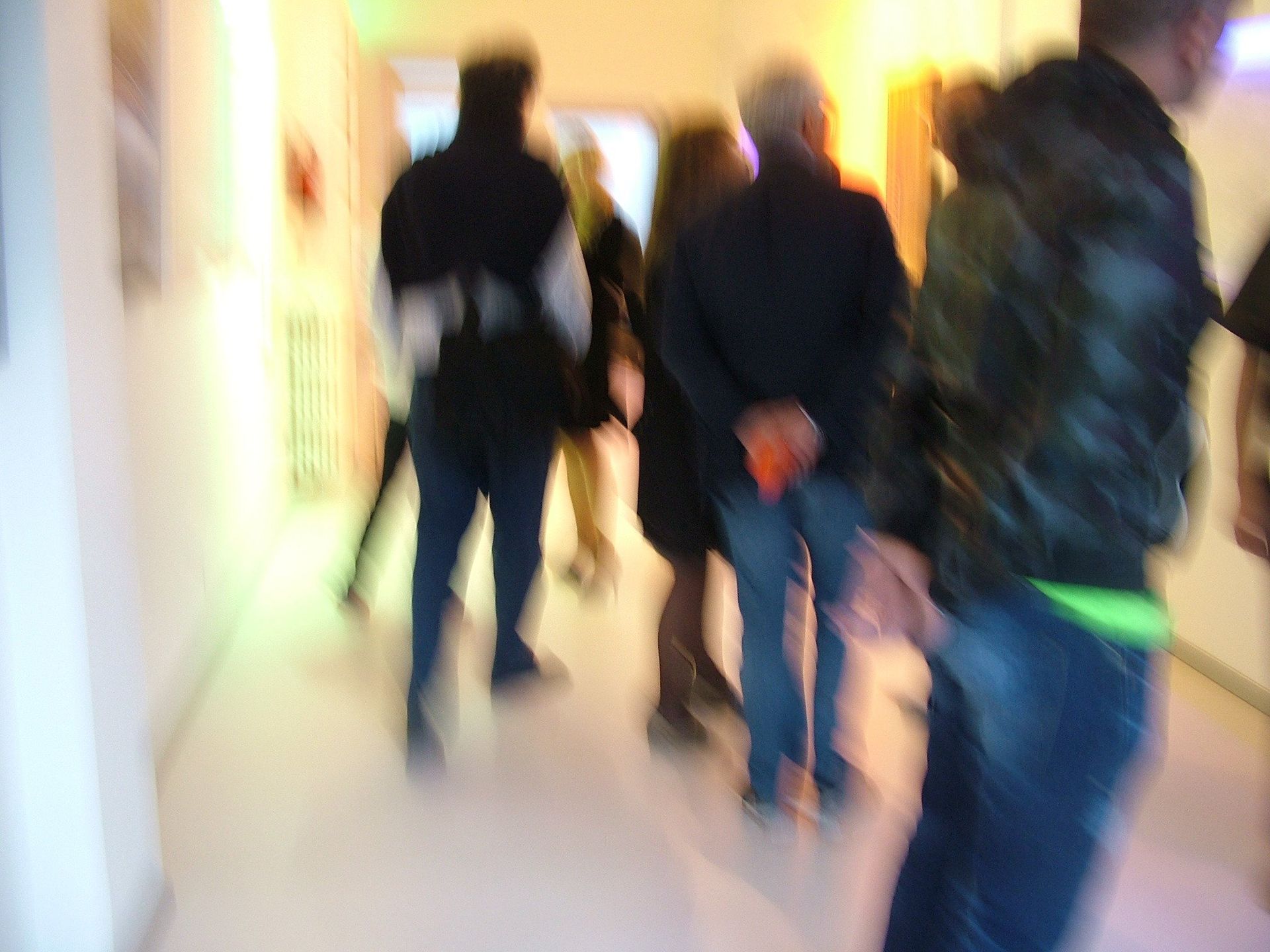 immagine sfocata di un gruppo di persone in Galleria d'arte SPAZIo 100