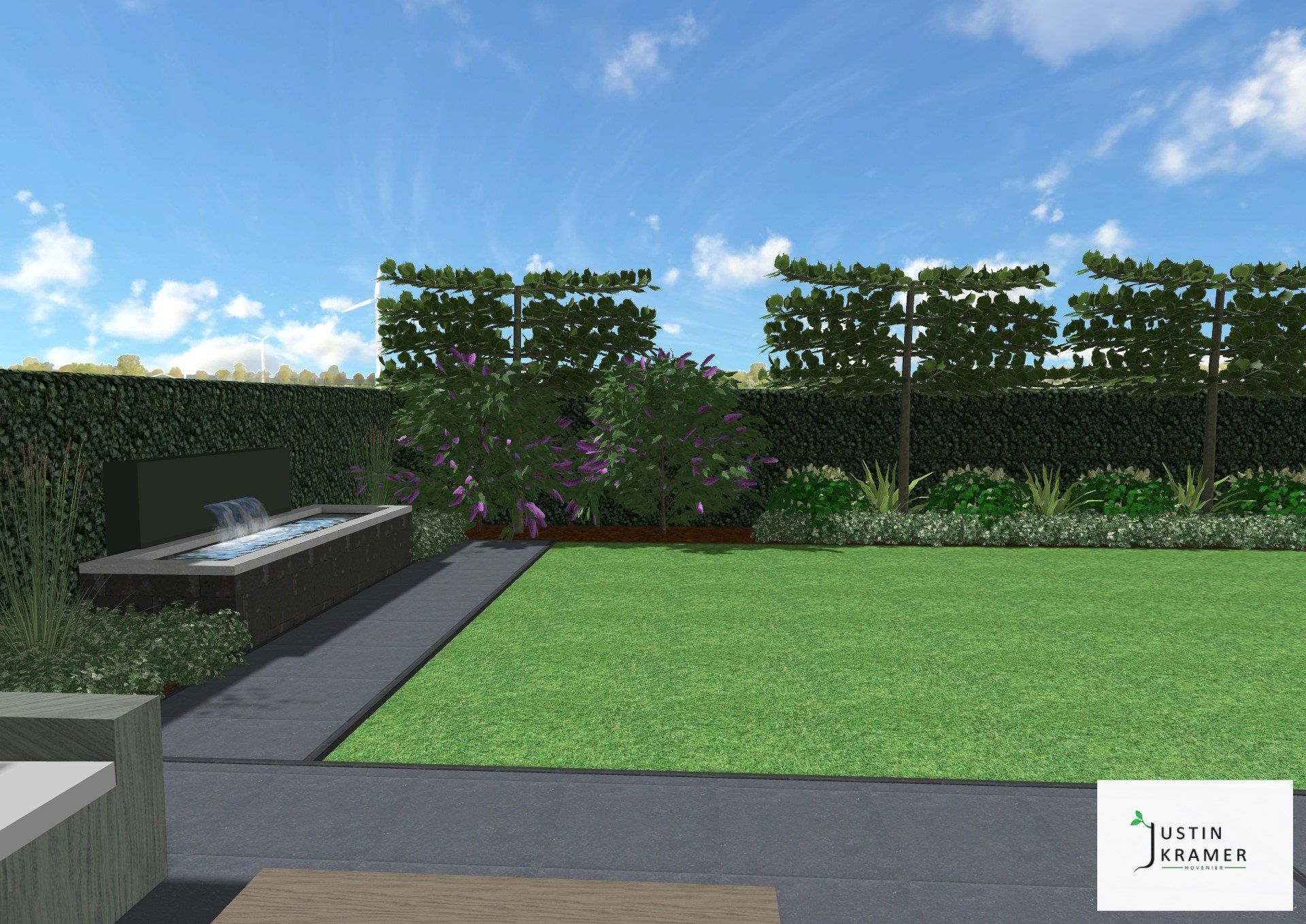 Moderne achtertuin met een groen gazon, een stenen pad en hoge hagen onder een blauwe hemel.
