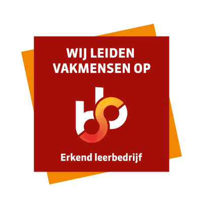 Logo met rode en oranje vierkanten en tekst “WIJ LEIDEN VAKMENSEN OP” en “Erkend leerbedrijf”