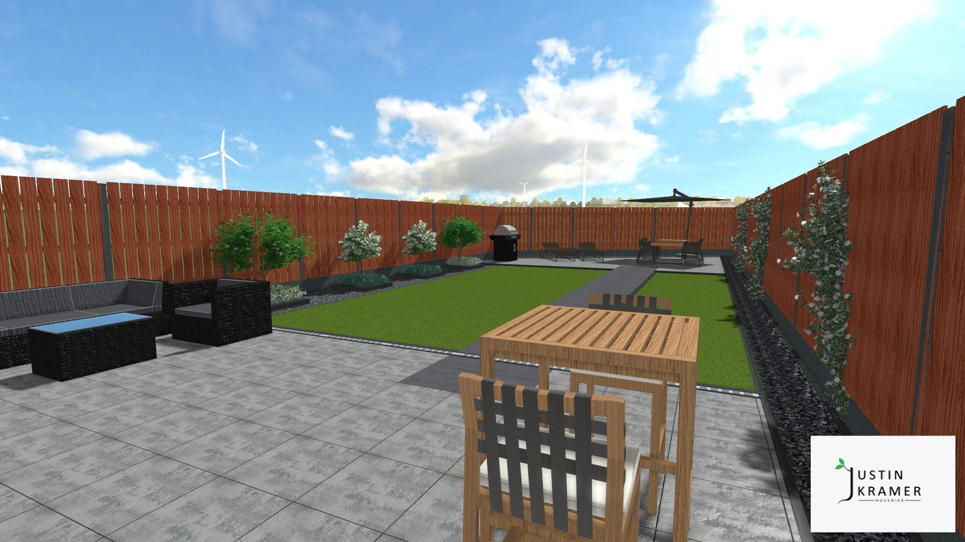 Terras in de achtertuin met grijze bestrating, houten terrastafel, gazon, zwarte plantenbakken en een hoge houten schutting onder een blauwe hemel.
