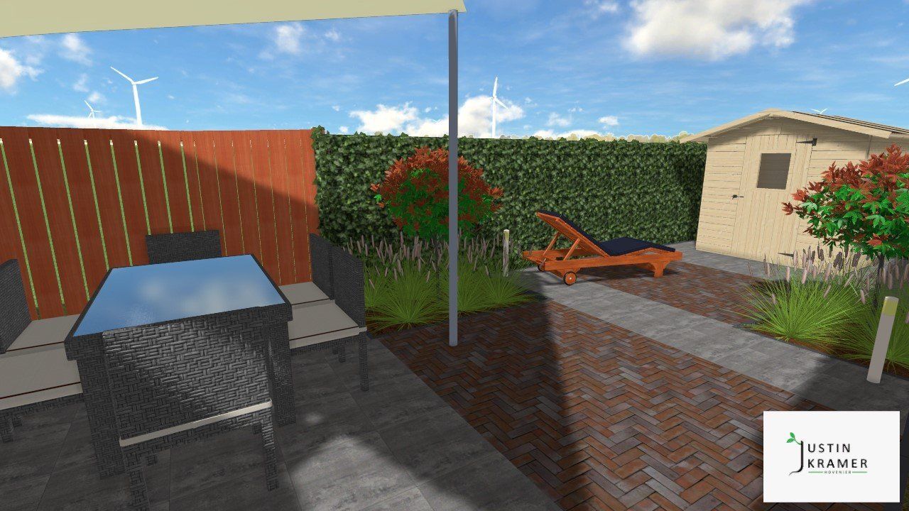 Terras in de achtertuin met tafel, stoelen, bakstenen pad, heg, schuur en windmolens in de verte.