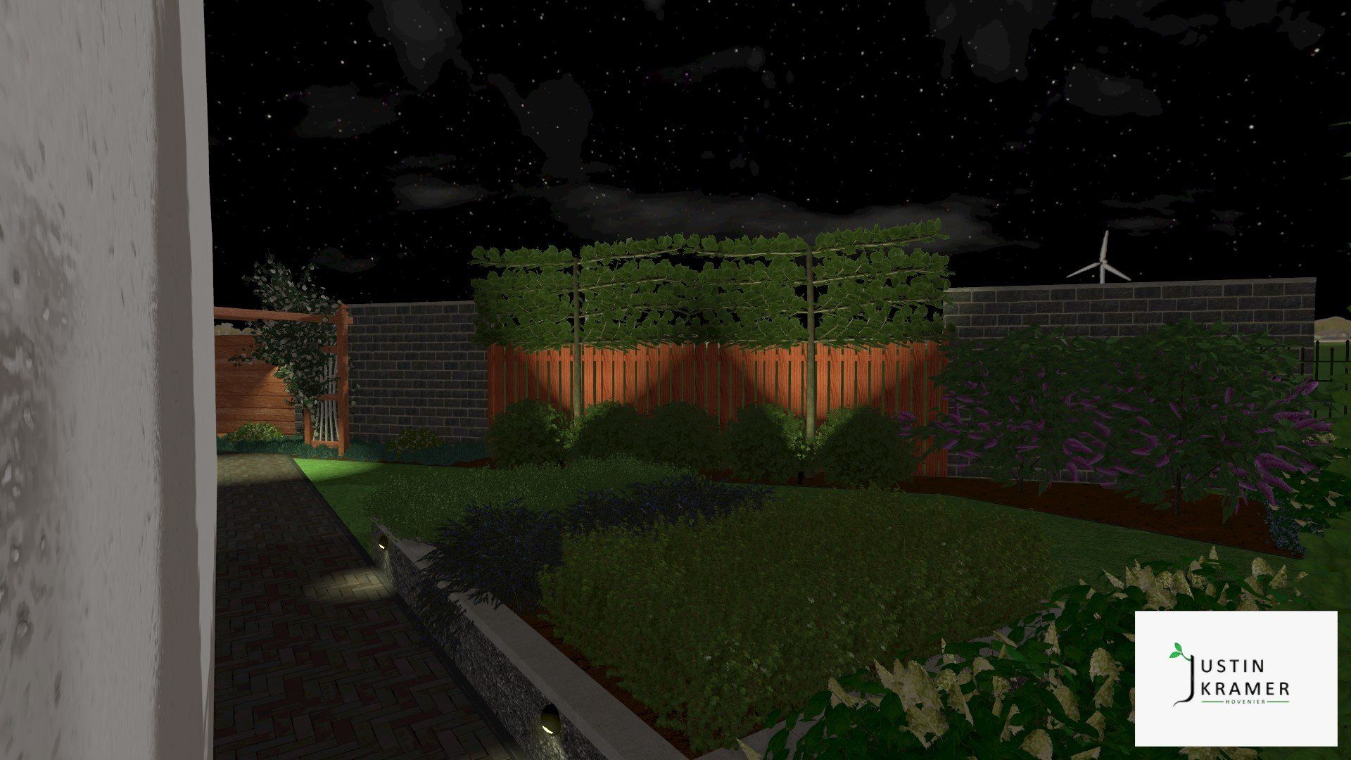 Een nachttuin met hagen, een verlicht hek en een pad langs een gebouwmuur.