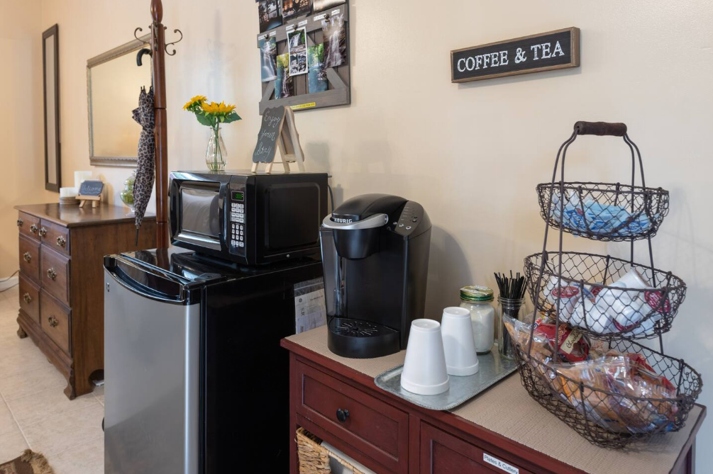 Nathan Mitchell - Johnson City, TN Airbnb Listing - Amenities - Hot Tub - Mini Kitchen