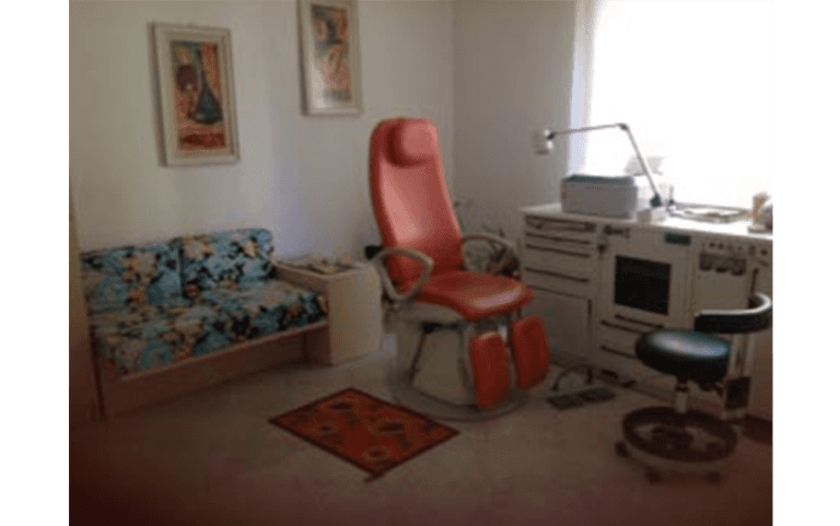 Poltrona rossa nello studio podologico