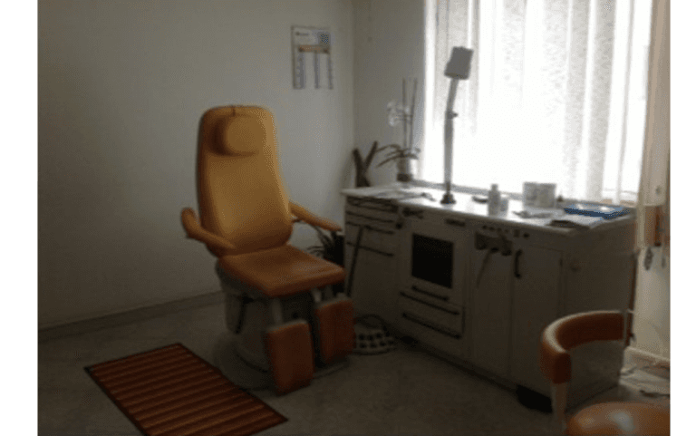 Poltrona gialla nello studio podologico