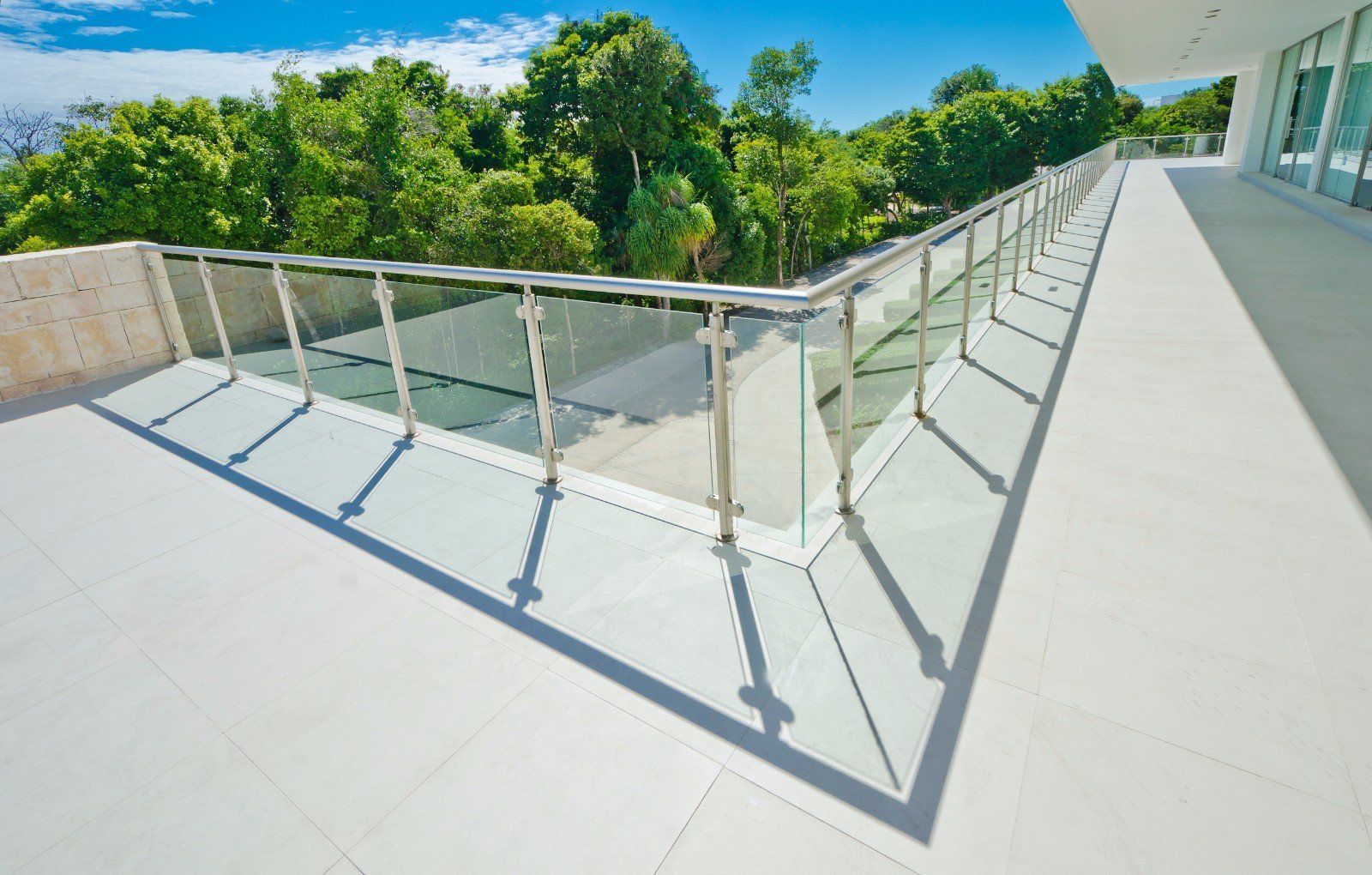 balcone con passamano in metallo e ringhiera in vetro