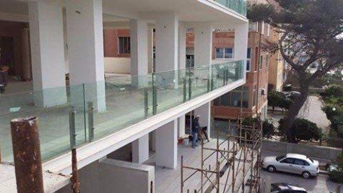 un balcone con ringhiera protettiva di vetro