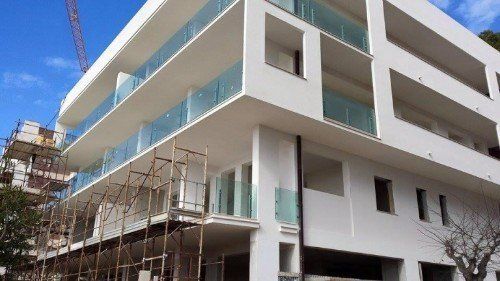 un edificio con ringhiere di vetro