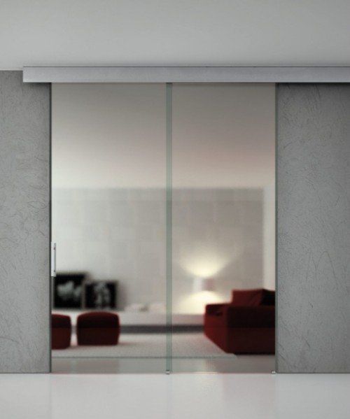 interno con arredamento in vetro