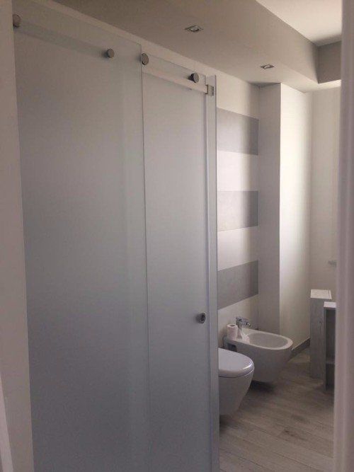 un bagno con vetro decorativo opaco visto dall'esterno