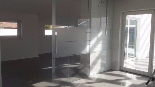 porta in vetro scorrevole di un ufficio