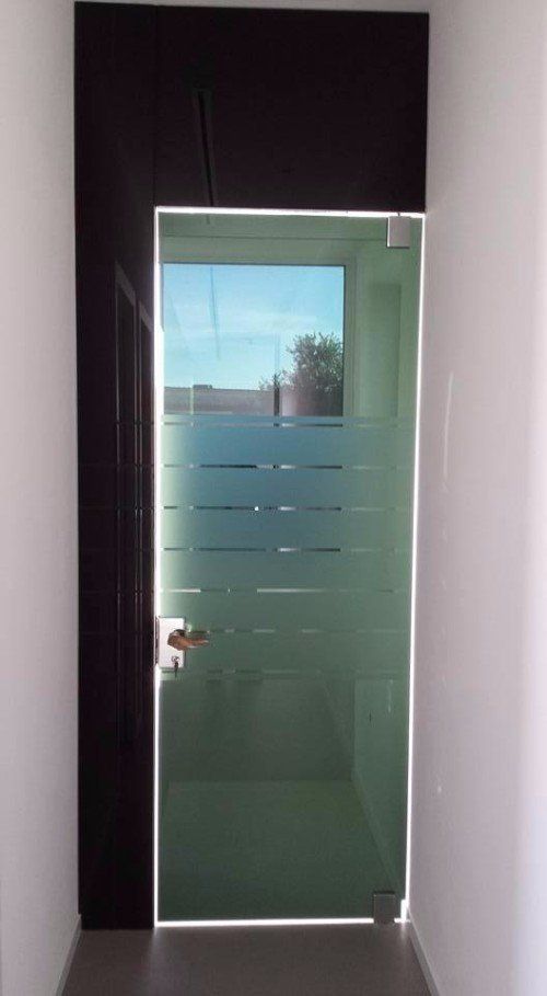 porta in vetro con fasce satinate