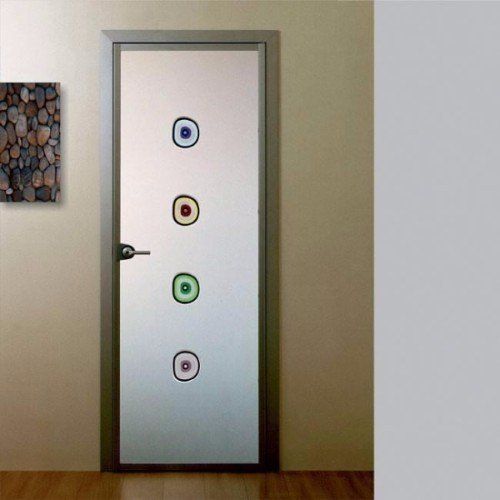 una porta in vetro con decorazioni colorate
