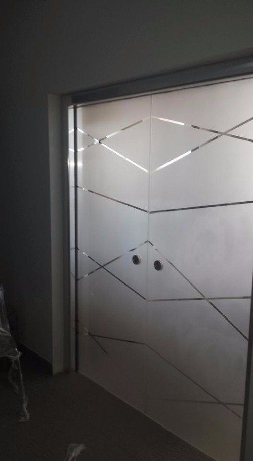 ante in vetro decorato con linee sinuose