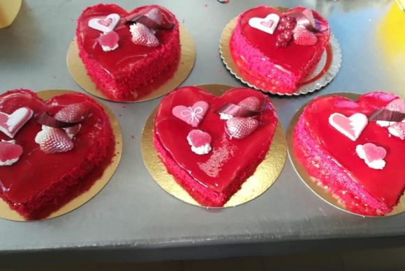piccoli dessert glassati a forma di cuore