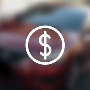 Signo de dólar blanco en un círculo sobre un fondo rojo y azul difuminado