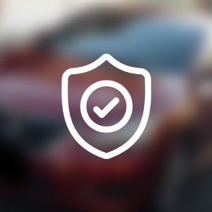 Escudo blanco con icono de marca de verificación sobre fondo rojo y azul difuminado