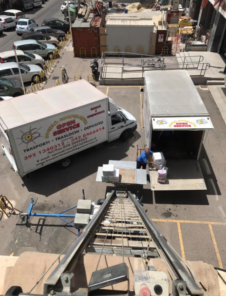 Il magazzino per deposito merci di Open Service a Cagliari