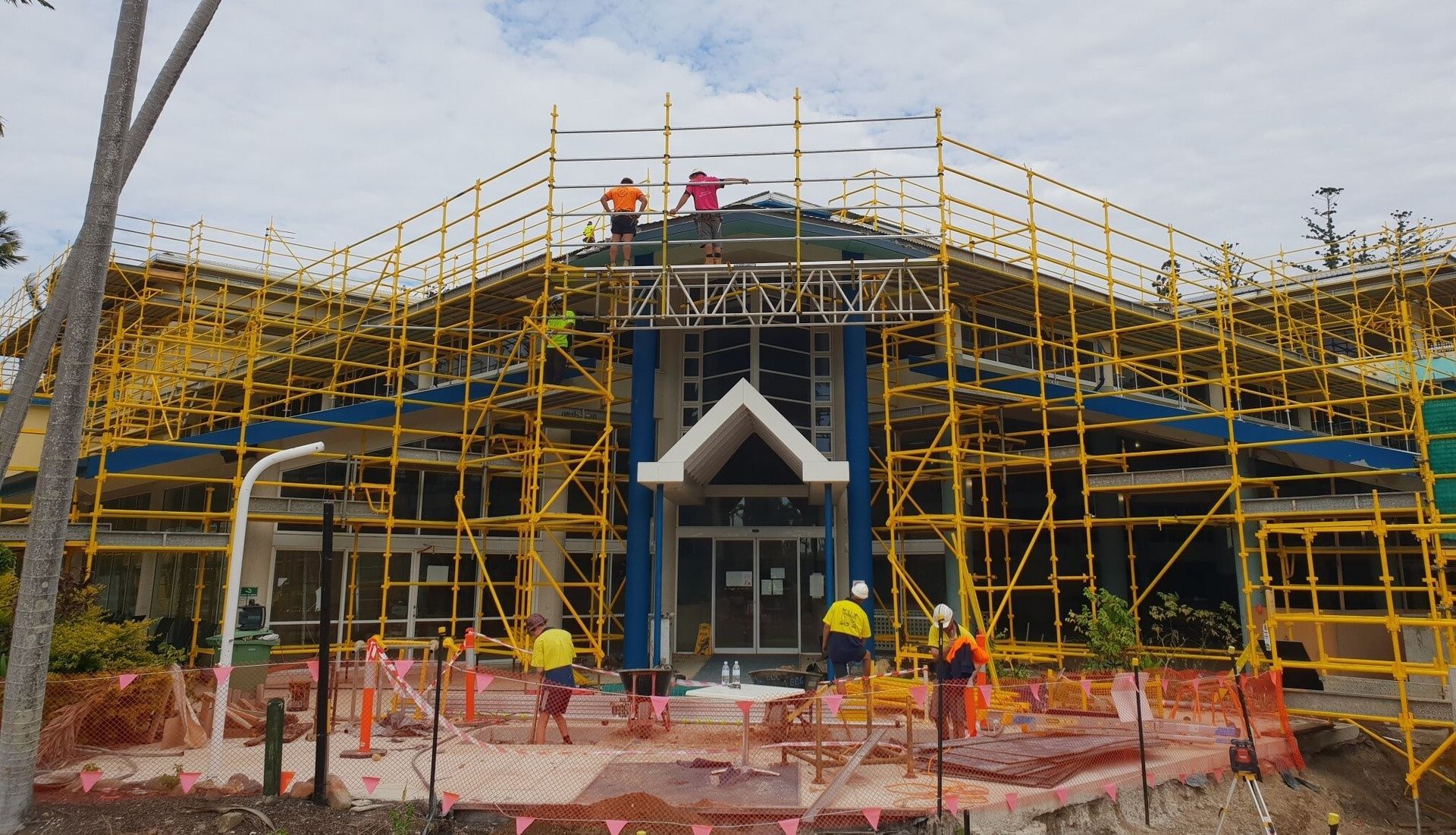 Tradie's Working On Scaffolding — Aluminium scaffold hire Whitsundays in Arlie Beach, QLD