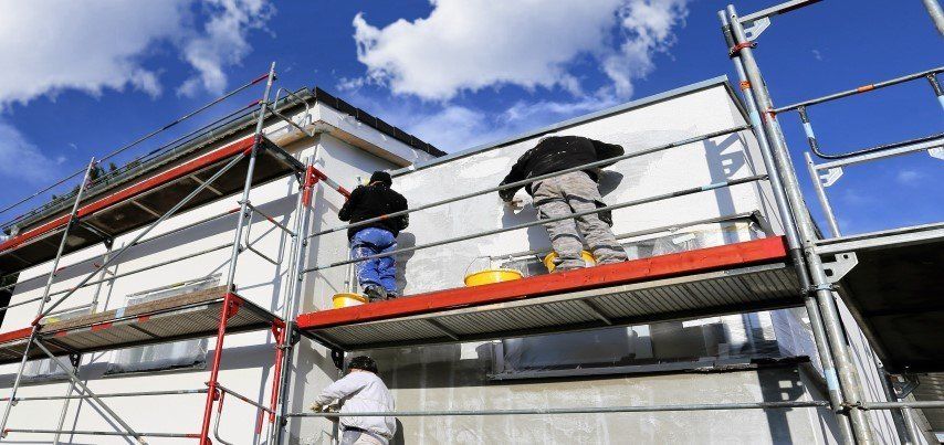 Tinteggiatura di un soffitto con pistola a spruzzo