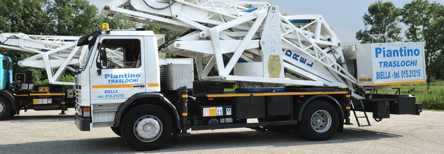 prima piano di un camion-marchio piantino traslochi