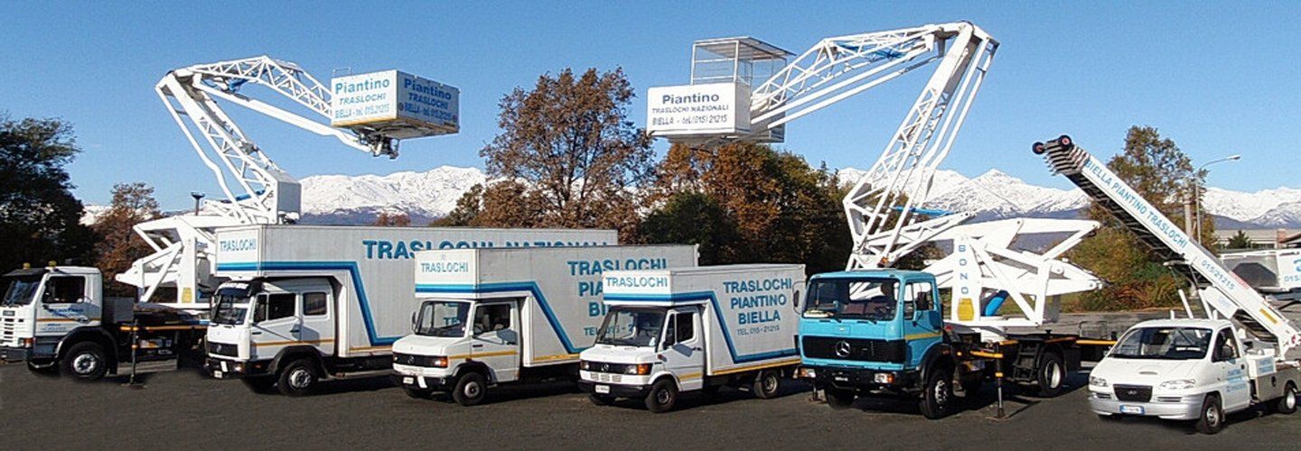 vista laterale della fila dei camion-marchio piantino traslochi