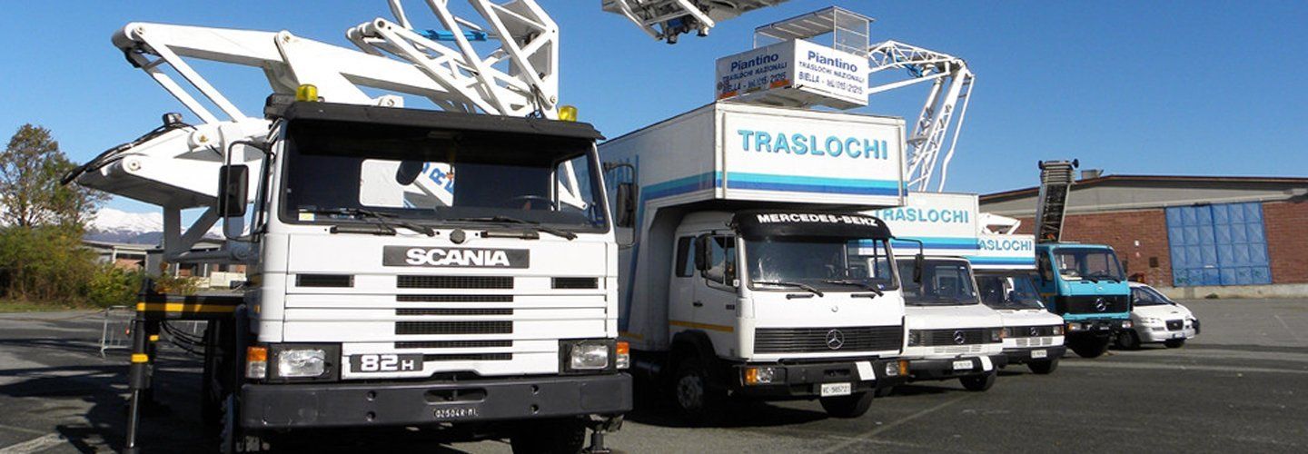 vista frontale della fila dei camion-marchio ilantino traslochi