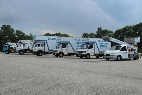 fila dei camion-marchio piantino traslochi